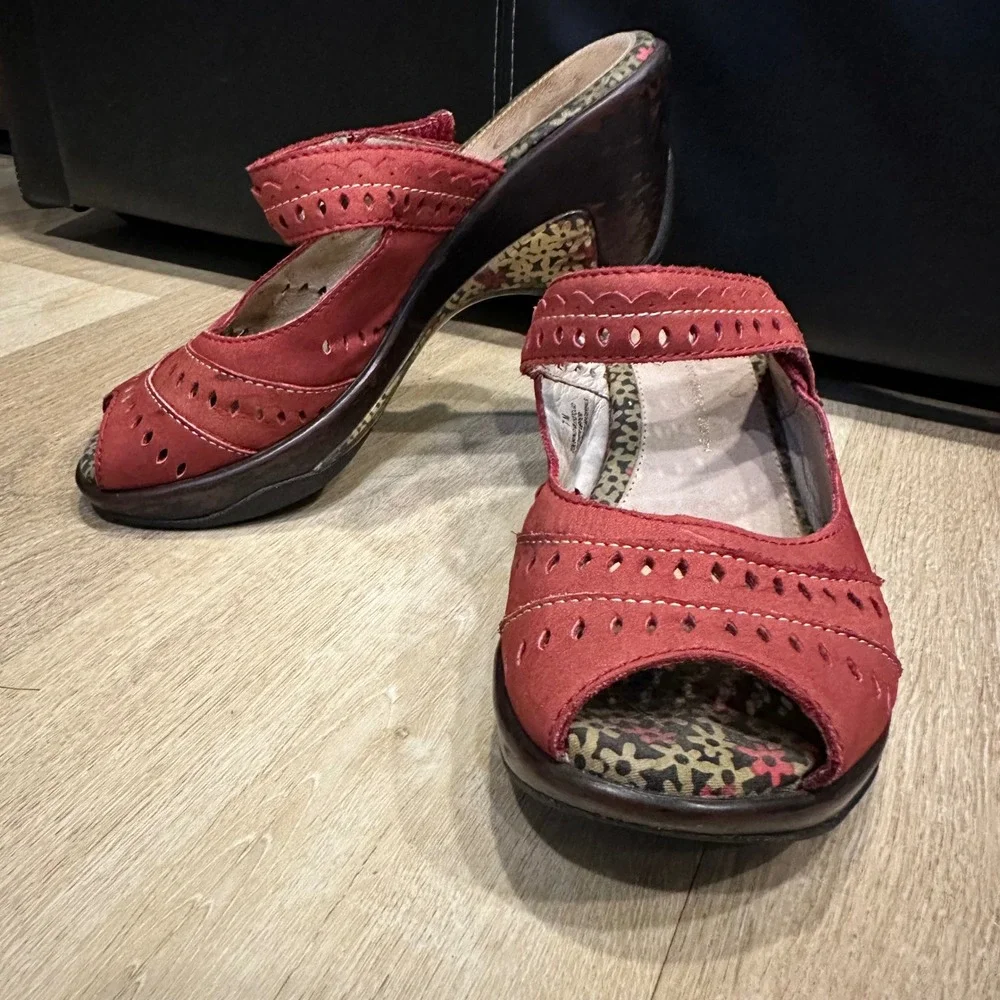 Jambu Touring Red Leather Wedge Sandals Laser Cut Floral Mule 7M Feminine Boho‎
